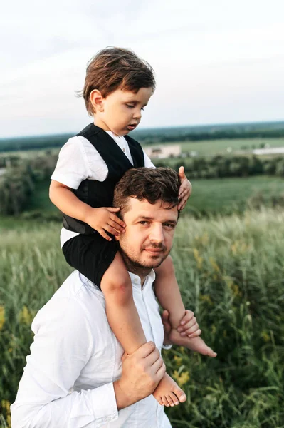 Papa porte tout-petit sur ses épaules à l'extérieur — Photo