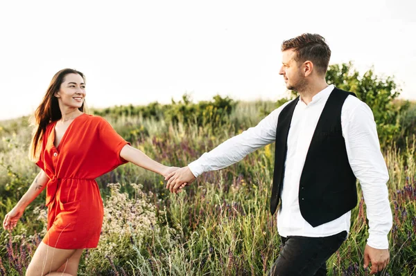 Kärlekshistoria. Par förälskade i det natursköna fältet — Stockfoto