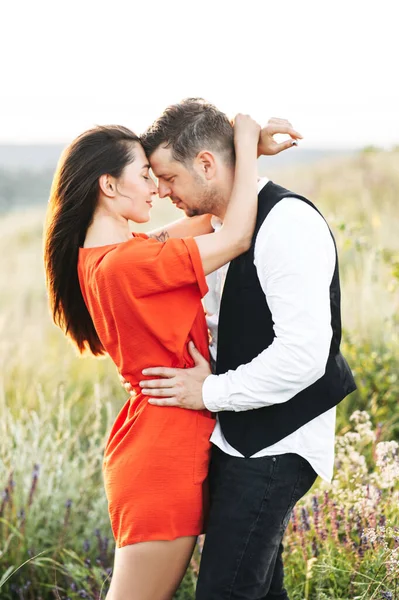 História de amor. Casal apaixonado no campo cênico — Fotografia de Stock