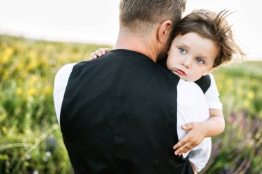 Baba ve küçük çocuk dışarıda birlikte vakit geçiriyorlar.