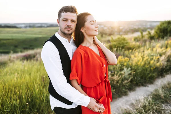 Kärlekshistoria. Par förälskade i det natursköna fältet — Stockfoto