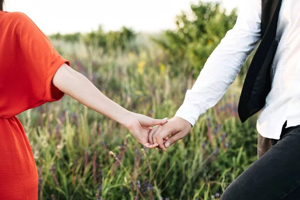 Kärlekshistoria. Par förälskade i det natursköna fältet — Stockfoto