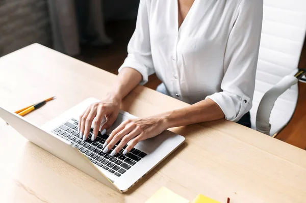 Las manos femeninas en el teclado de la computadora portátil de moda interior — Foto de Stock