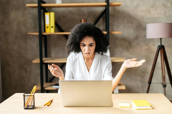 Een Afrikaans-Amerikaanse jonge vrouw in modern kantoor — Stockfoto