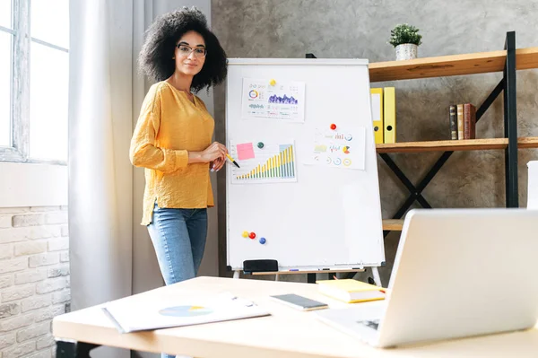 Una mujer afroamericana lleva a cabo webinar —  Fotos de Stock