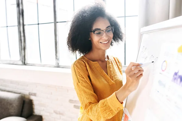 An african-american young woman with flip chart — Stock Photo, Image