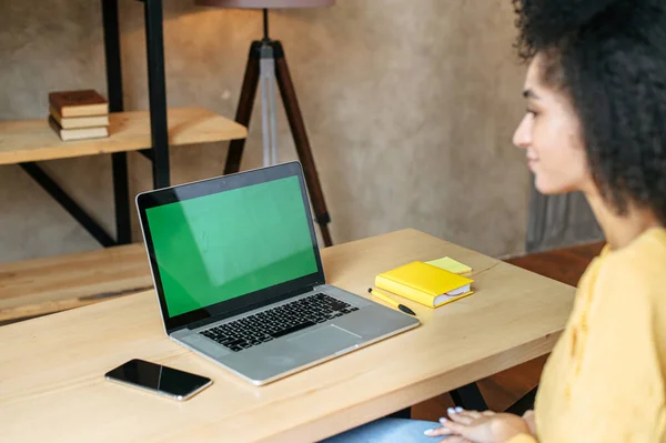 Eine afrikanisch-amerikanische Frau benutzt Laptop — Stockfoto