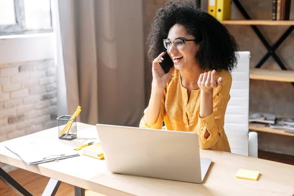 Una joven afroamericana habla por teléfono —  Fotos de Stock