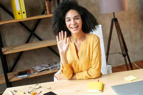 Video chat con una joven afroamericana —  Fotos de Stock