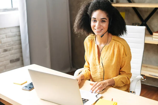 Una mujer afroamericana con auriculares manos libres —  Fotos de Stock