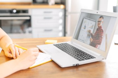 Kadın içeriyi aramak için laptop kullanıyor.