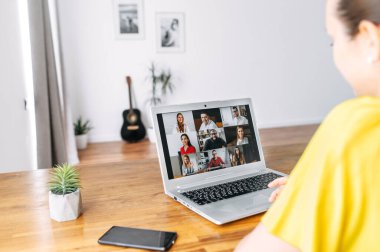 Kadın içeriyi aramak için laptop kullanıyor.