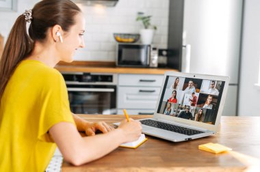 Kadın içeriyi aramak için laptop kullanıyor.