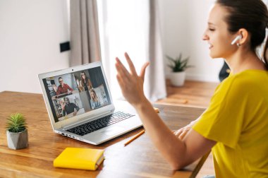 Kadın içeriyi aramak için laptop kullanıyor.