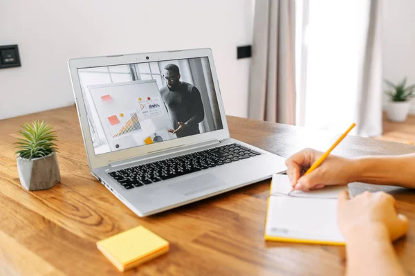 Frau nutzt Laptop für Videoanruf im Haus — Stockfoto