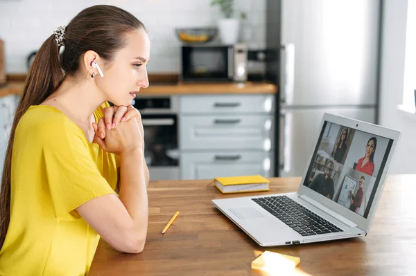 Mulher usa laptop para chamada de vídeo indoor — Fotografia de Stock