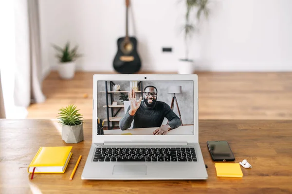 Appel vidéo. Noir sur l'écran de l'ordinateur portable — Photo