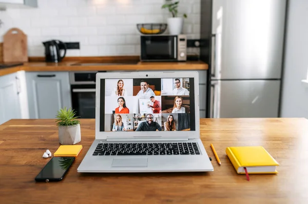 Videoanruf. Gruppe von Menschen auf dem Laptop — Stockfoto