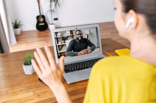 Mujer utiliza el ordenador portátil para videollamada interior — Foto de Stock