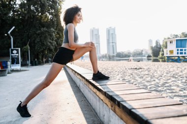 Afro-Amerikalı bir kız dışarıda ısınıyor.