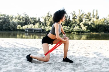 Direniş grubuyla antrenman yapan bir kadın.