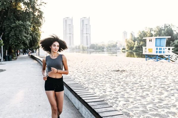 Afro-Amerikaans meisje is joggen buiten — Stockfoto