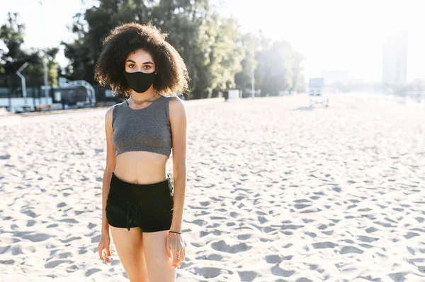 Afro-americano ragazza in maschera è formazione all'aperto — Foto Stock