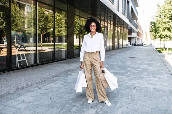 Una giovane donna biraciale in preda allo shopping — Foto Stock