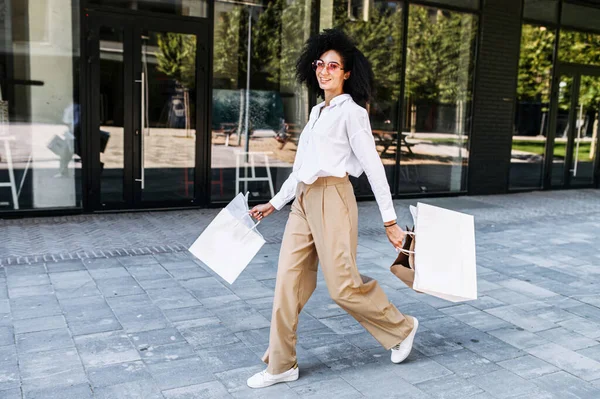 En ung björnkvinna på shoppingrunda — Stockfoto