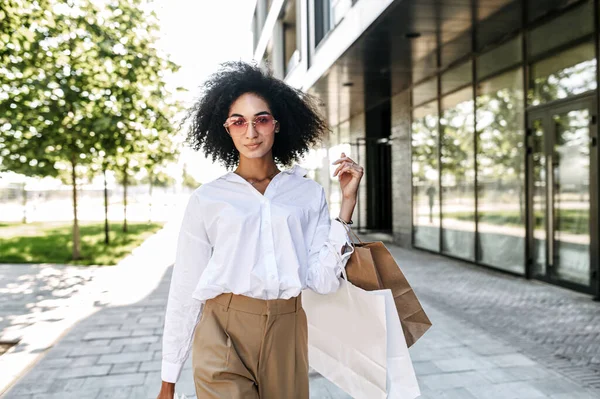 En ung björnkvinna på shoppingrunda — Stockfoto