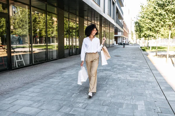 Una giovane donna biraciale in preda allo shopping — Foto Stock