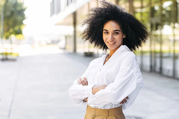 Vacker flicka med en afro lockigt hår utomhus — Stockfoto