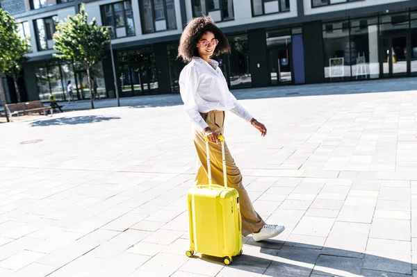 A beautiful woman with a suitcase outdoors — Stock Photo, Image