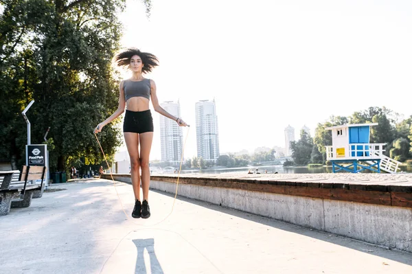 Afro-americana chica es saltar cuerda al aire libre — Foto de Stock