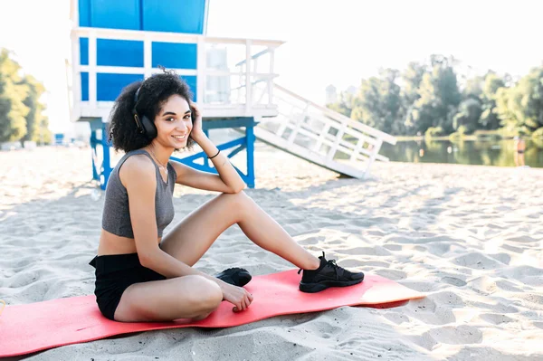 Une fille biraciale en vêtements de sport sur le tapis à l'extérieur — Photo