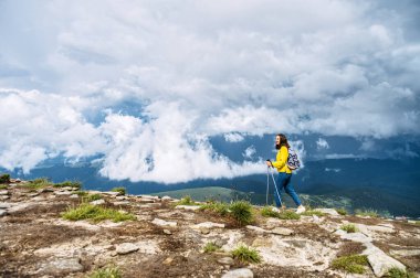 Kuzeyli yürüyüşü için sopalı bir kadın yürüyüşçü.