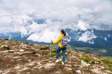 Kuzeyli yürüyüşü için sopalı bir kadın yürüyüşçü.