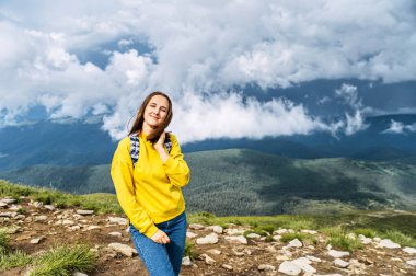 Yaz dağlarında çekici bir yürüyüşçü kadın.