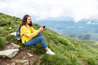 Yaz dağlarında çekici bir yürüyüşçü kadın.