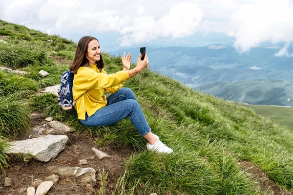 Mulher caminhante atraente em uma montanha de verão — Fotografia de Stock