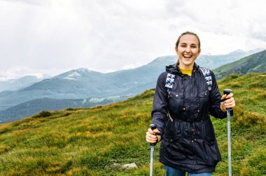 Kuzeyli yürüyüşü için sopalı bir kadın yürüyüşçü.