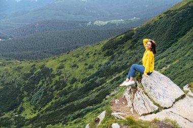 Uçurumun tepesinde bir kadın oturuyor