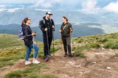 Kuzey yürüyüşü için sopalı bir grup yürüyüşçü.