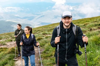 Kuzey yürüyüşü için sopalı bir grup yürüyüşçü.