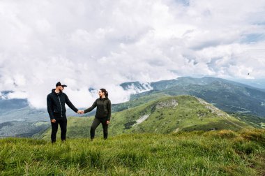 Birbirine aşık çiftler dağlarda vakit geçirir.