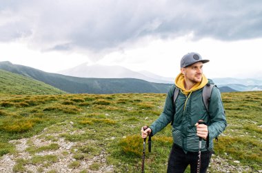 Sırt çantalı adam dışarıda kuzeyli yürüyüşü yapıyor.