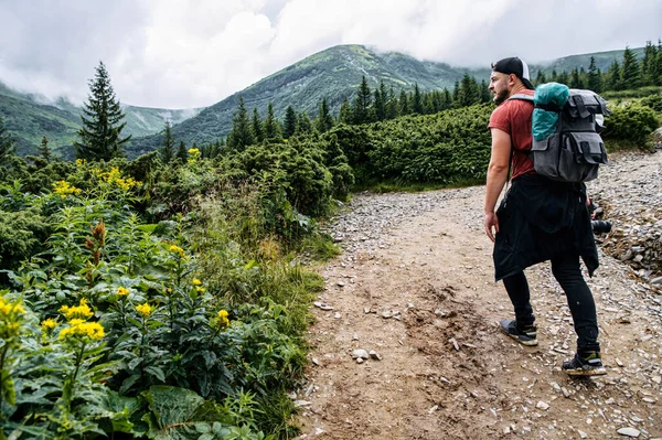 Senderista masculino con una mochila en las montañas —  Fotos de Stock