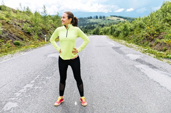 Una joven en ropa deportiva al aire libre — Foto de Stock