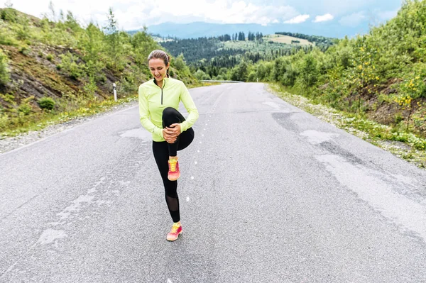 Een jonge vrouw in sportkleding buiten — Stockfoto