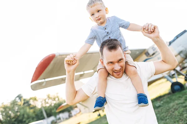 Un père et un fils passent du temps ensemble à l'extérieur — Photo